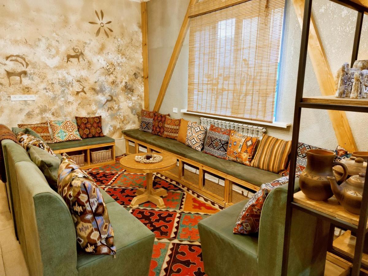 Silkroad Guesthouse Bisjkek Buitenkant foto