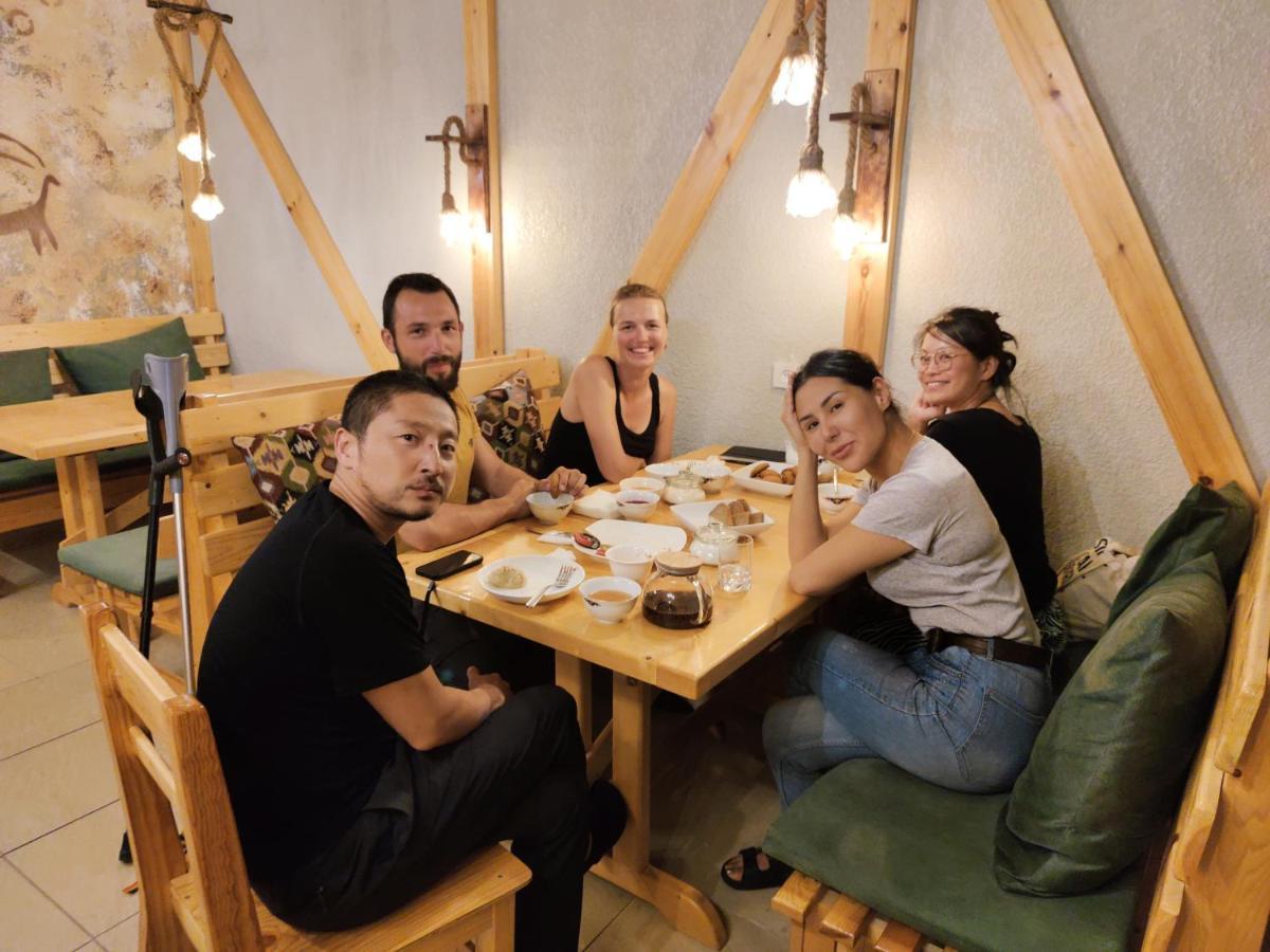Silkroad Guesthouse Bisjkek Buitenkant foto