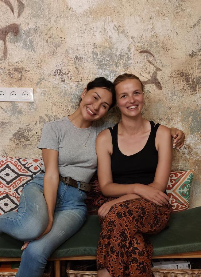 Silkroad Guesthouse Bisjkek Buitenkant foto