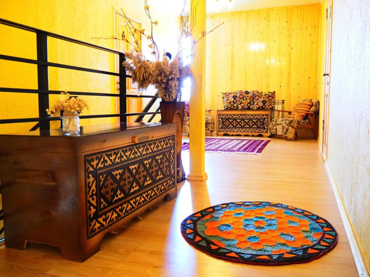 Silkroad Guesthouse Bisjkek Buitenkant foto