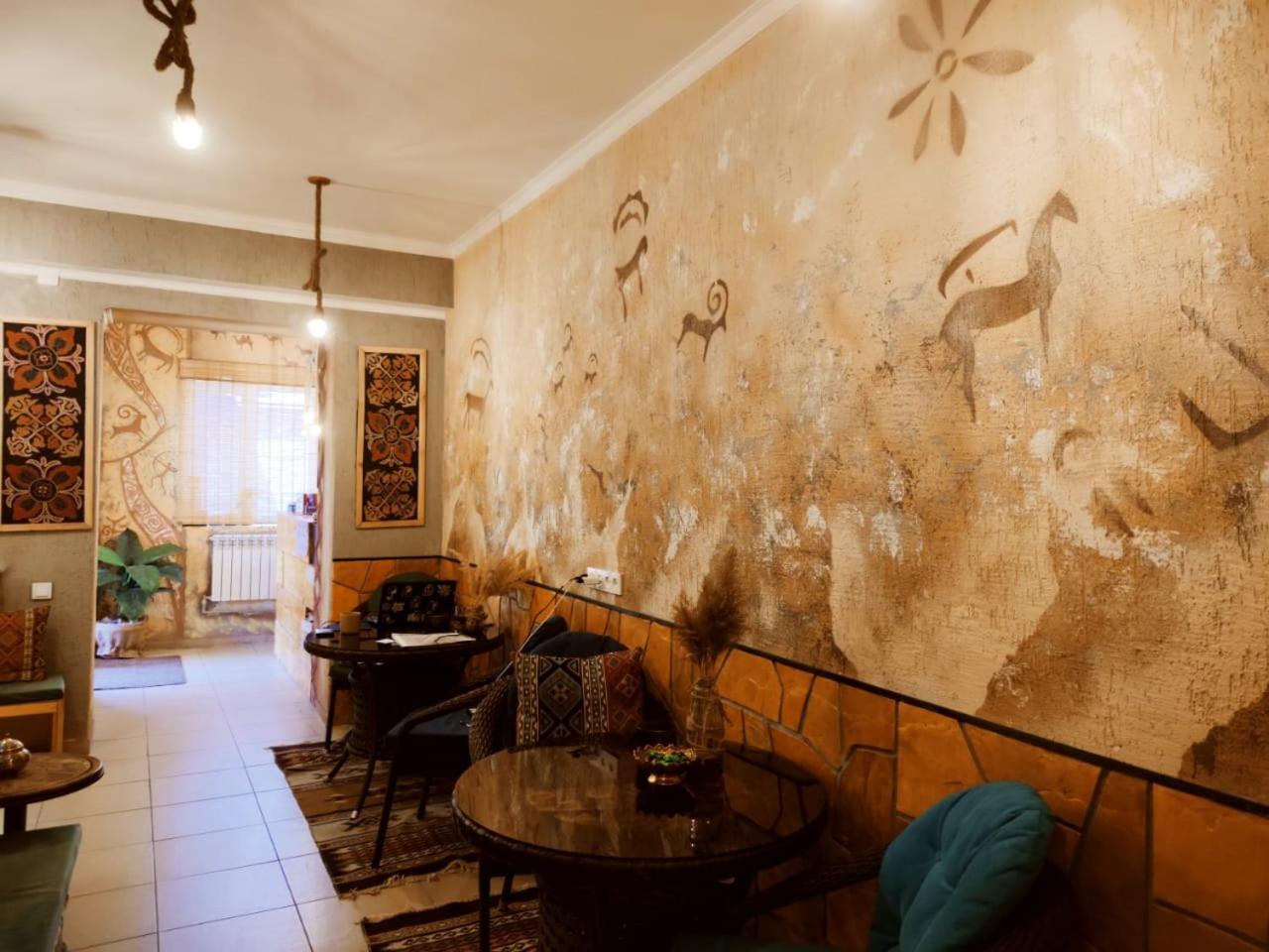 Silkroad Guesthouse Bisjkek Buitenkant foto