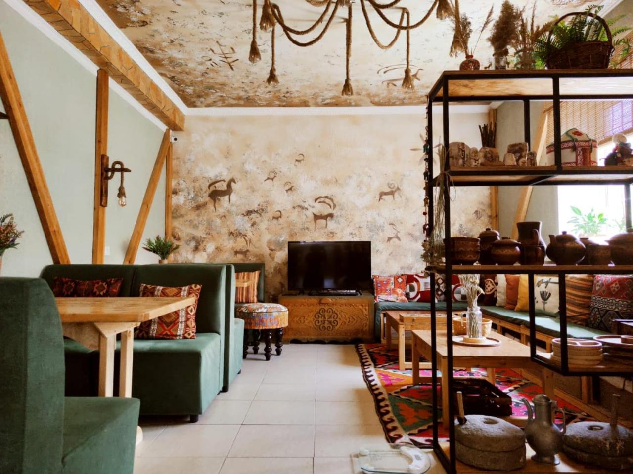Silkroad Guesthouse Bisjkek Buitenkant foto